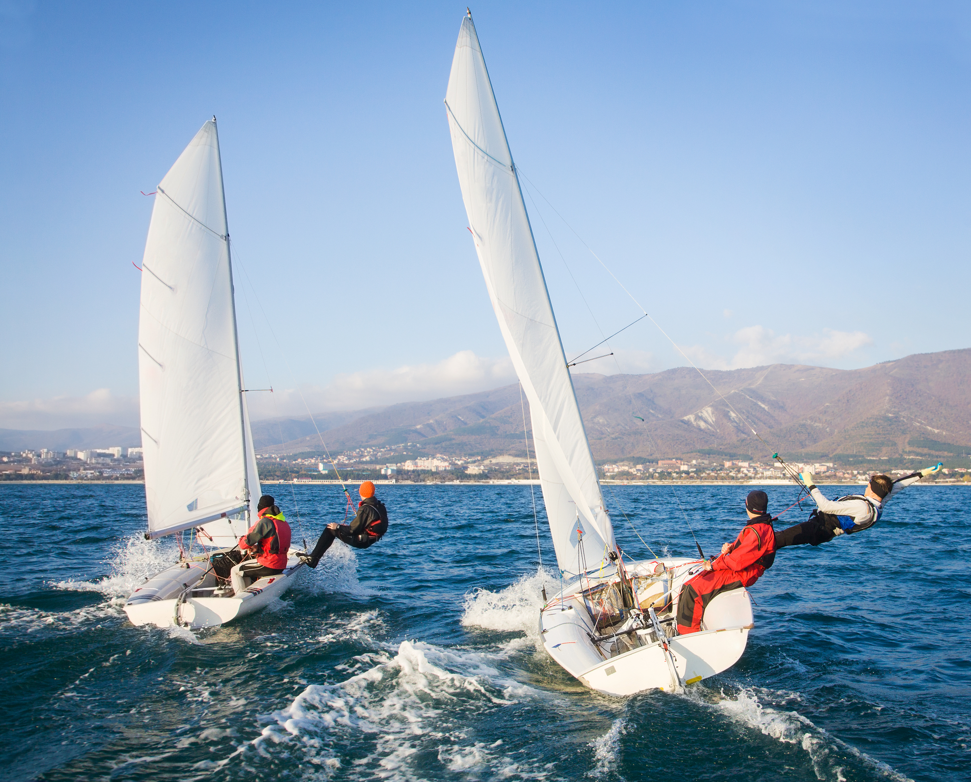 Guida alla scelta dei pantaloni da vela: comfort, protezione e stile per la tua esperienza in mare